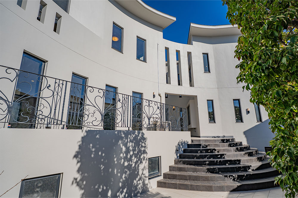 庭側から見た外観、上品さと威厳を併せ持つ佇まい