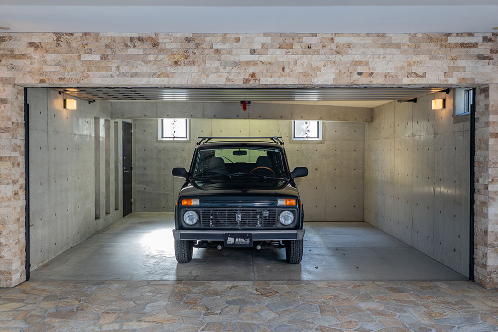 ガレージに駐車したラーダ_ニーヴァ