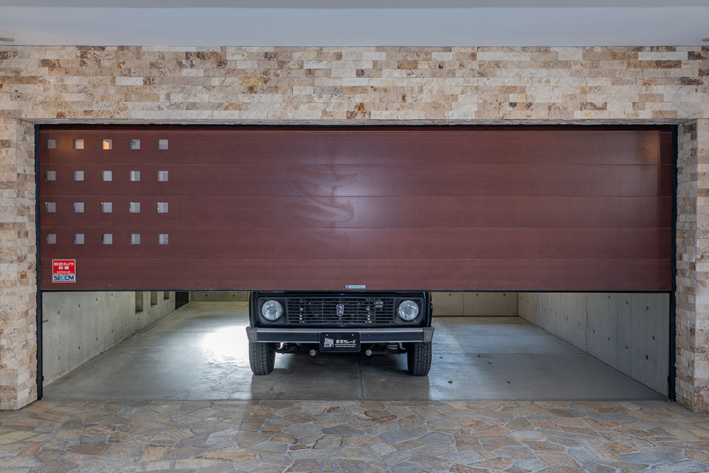 ガレージに駐車したラーダ_ニーヴァ