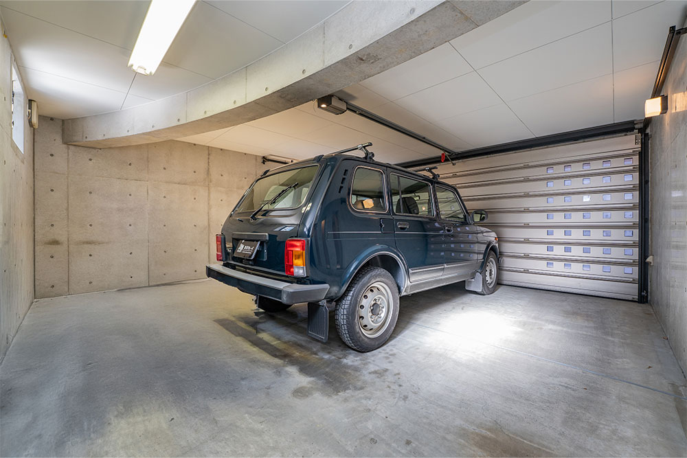 ガレージに駐車したラーダ_ニーヴァ