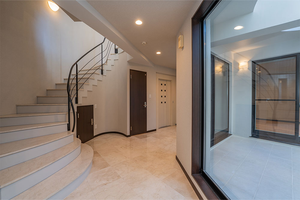 パティオから光が入る明るい地下階