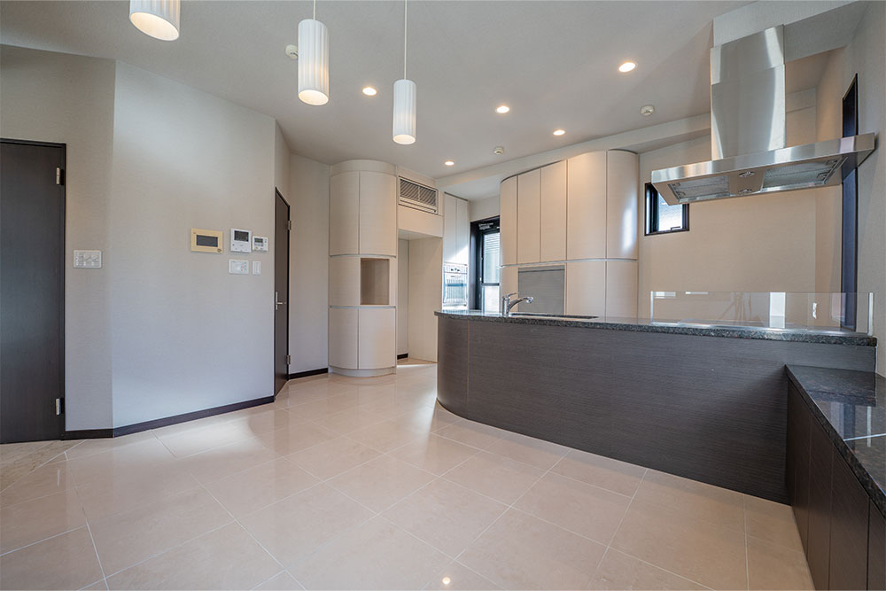 石板を設えたカウンターキッチン