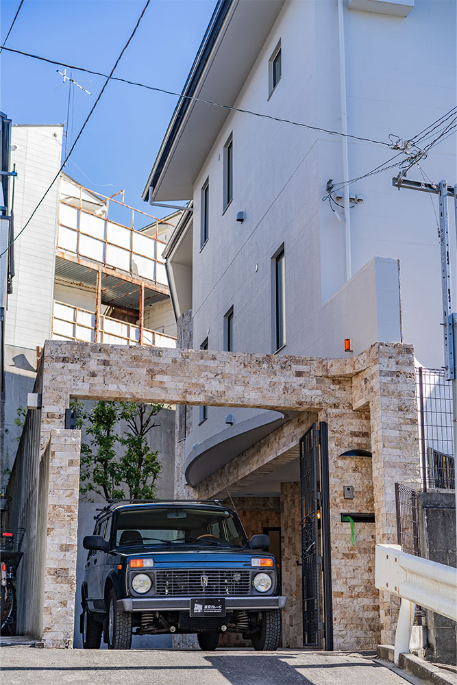 物件を出発するラーダ_ニーヴァ