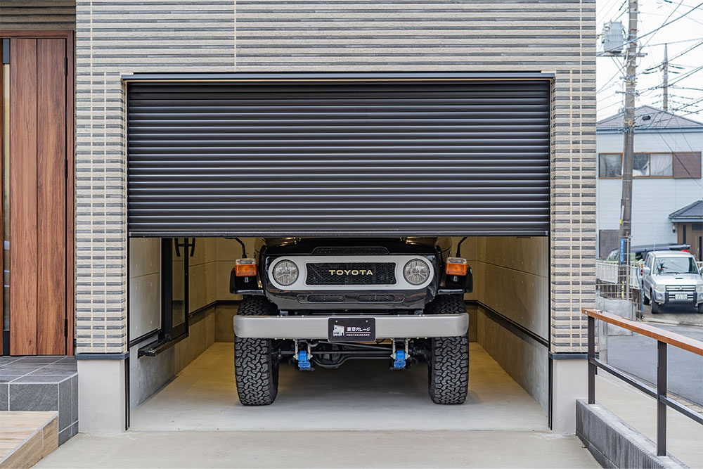 ガレージに駐車したランクル70 PX10