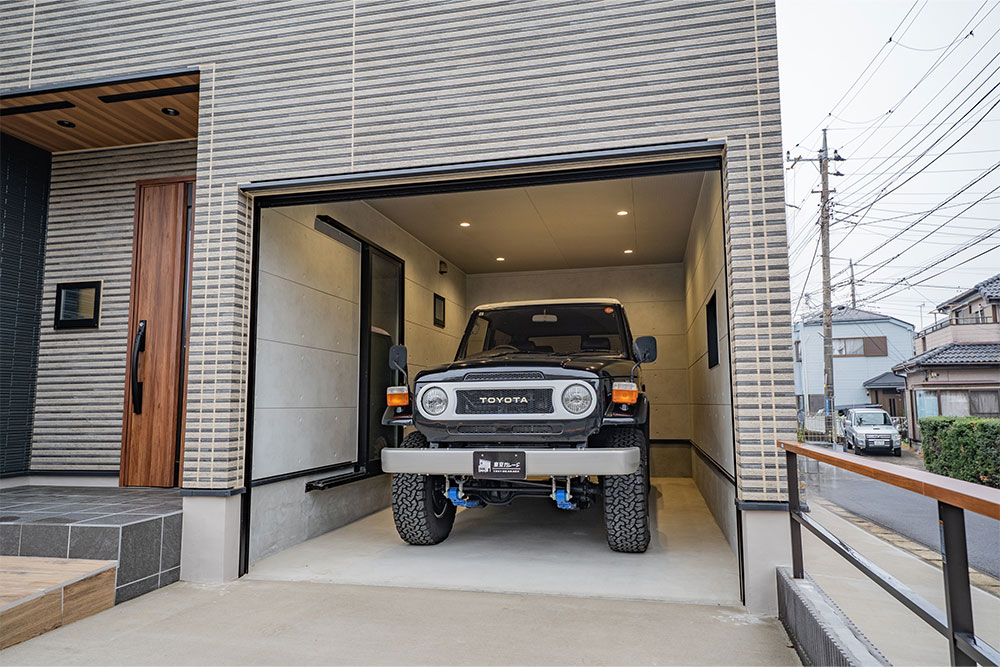 ガレージに駐車したランクル70 PX10