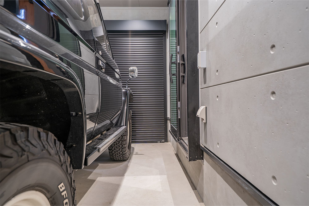 ガレージに駐車したランクル70 PX10