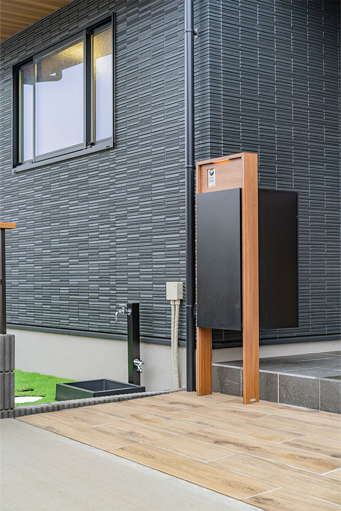 屋外立水栓と宅配ボックス