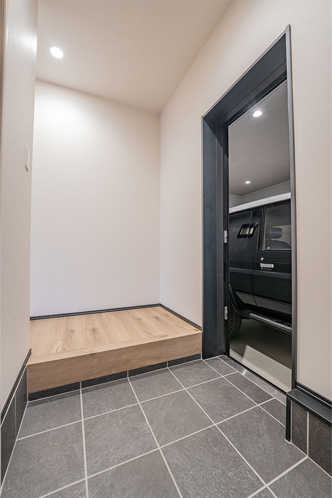 玄関から見たガレージ