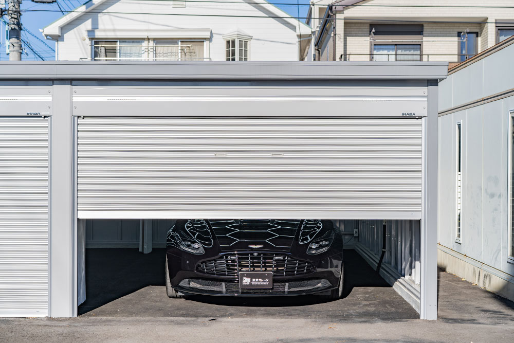 ガレージに駐車したDB11 AMR