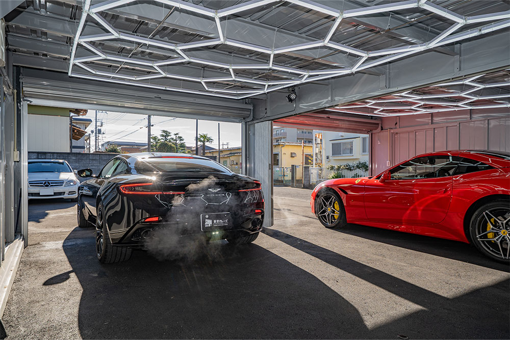 ガレージを出発するDB11 AMR