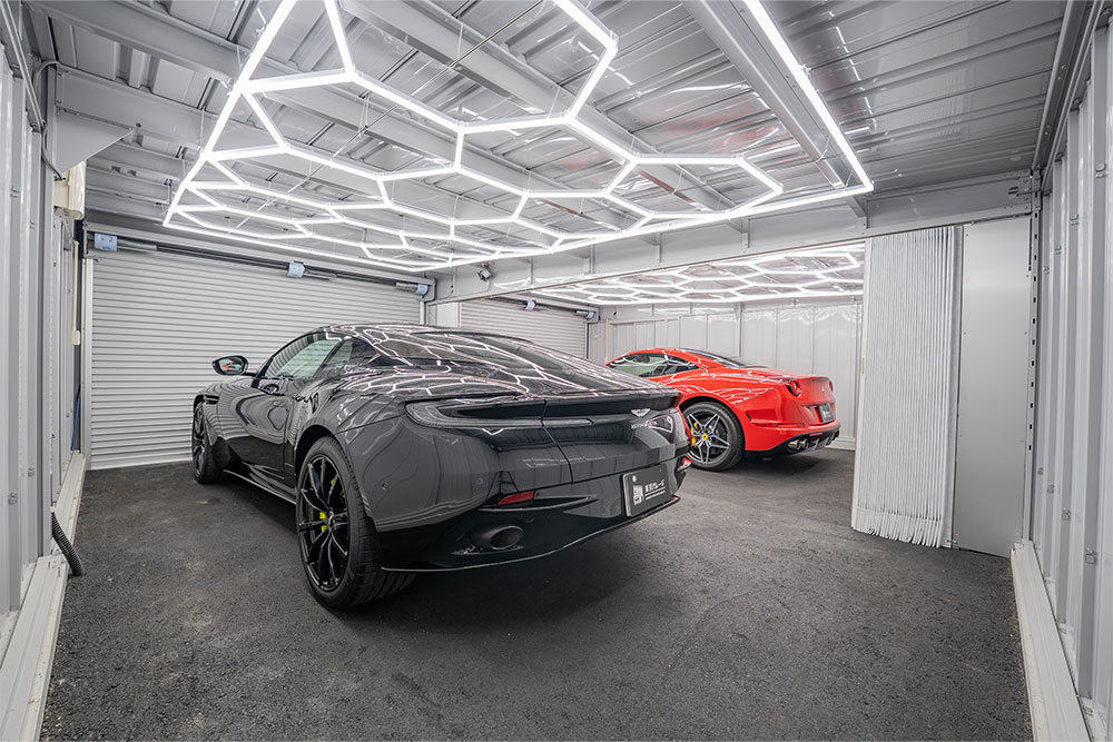 ガレージに駐車したDB11 AMR＆カリフォルニアT