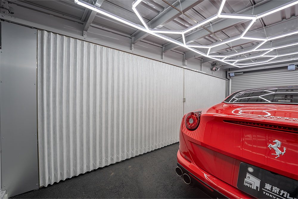 区画を仕切ったアコーディオンカーテン