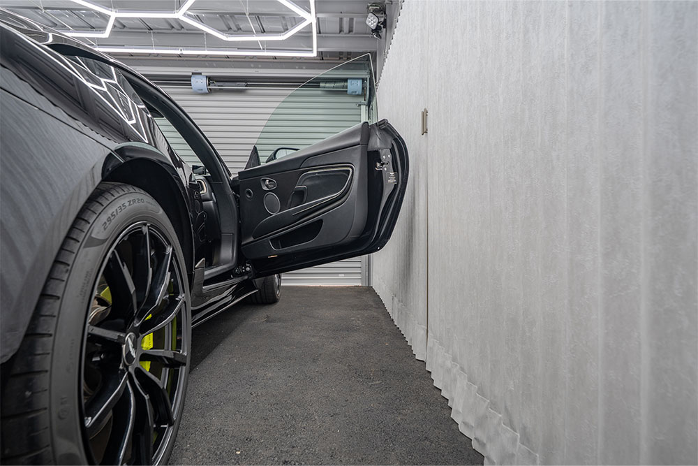 ガレージでドアを開けたDB11 AMR