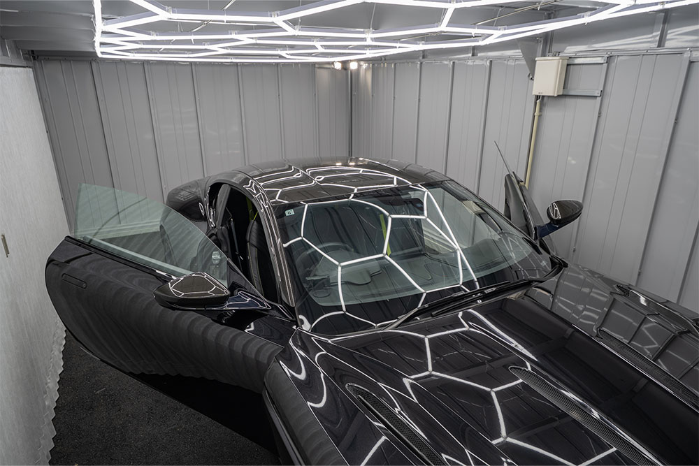 ガレージでドアを開けたDB11 AMR