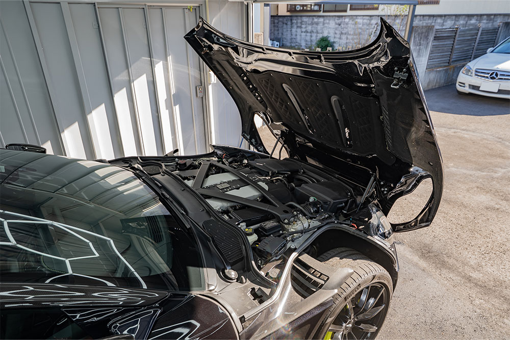 エンジンフードを開けたDB11 AMR