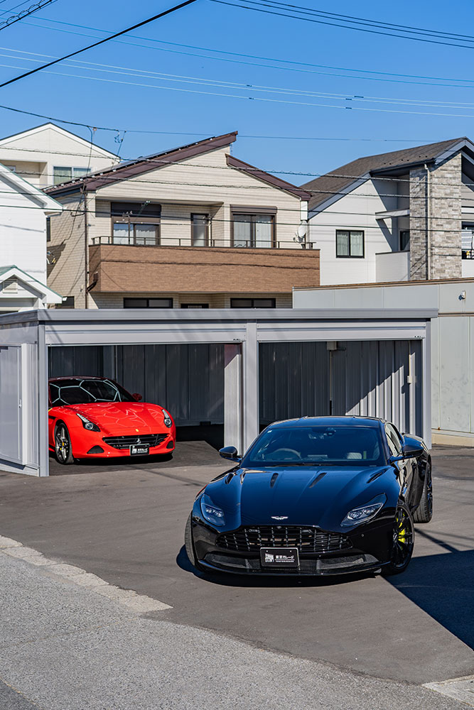 ガレージを出発するDB11 AMR