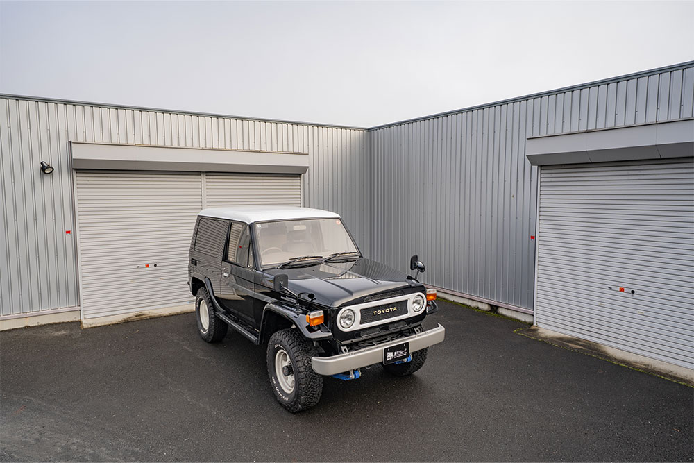 ガレージを出発するランクル70 PX10