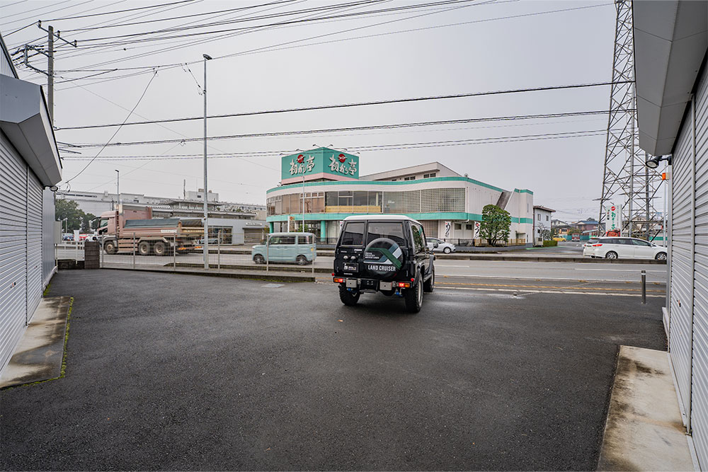 積載車も進入できる広々敷地