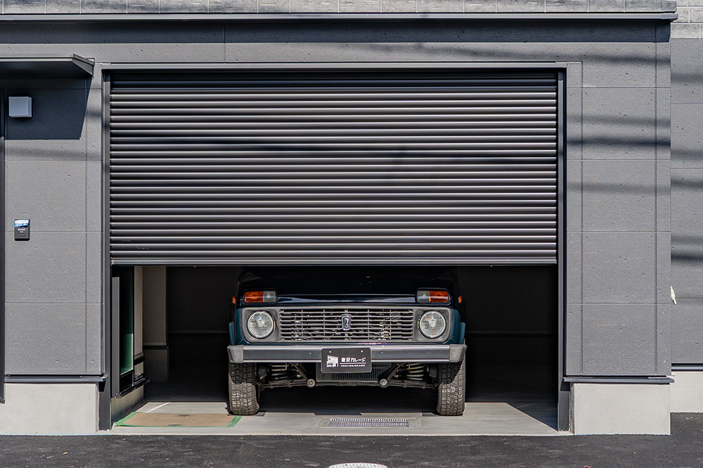 ガレージに駐車したラーダ_ニーヴァ