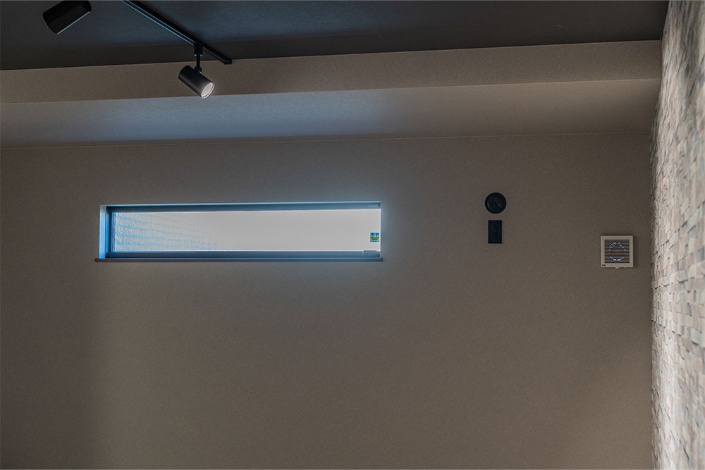 ガレージ背面の採光窓とエアコン用電源