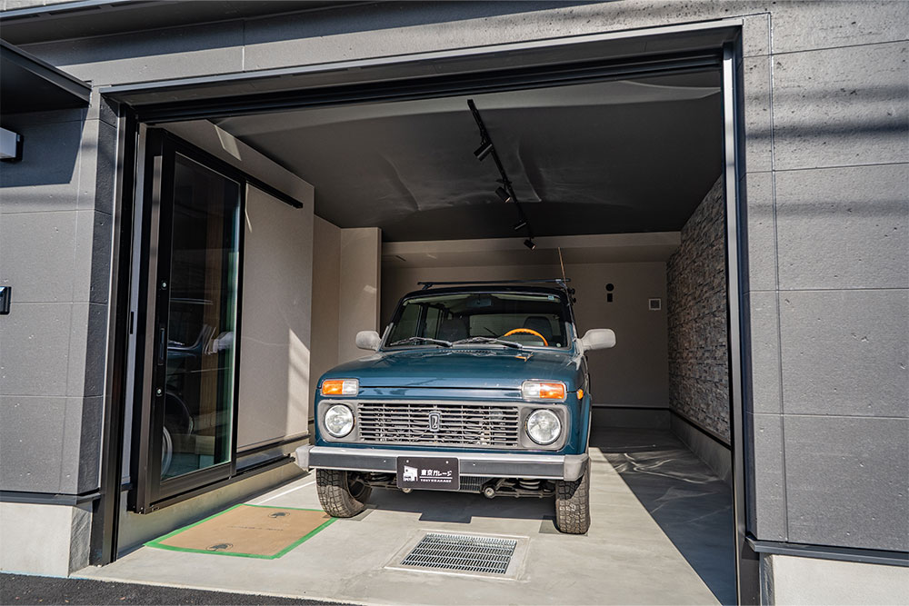 ガレージに駐車したラーダ_ニーヴァ