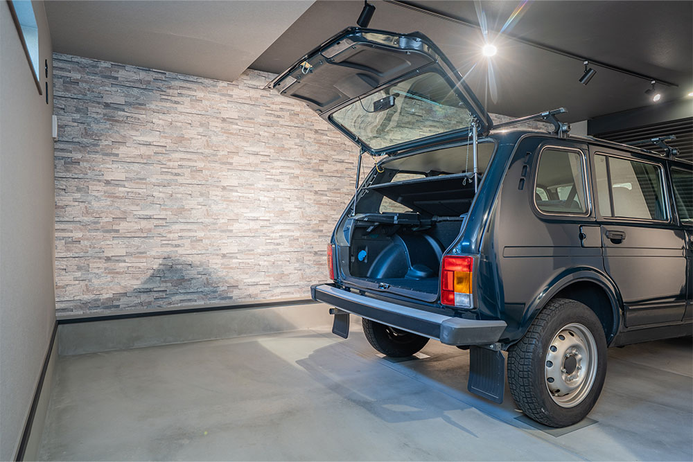 ガレージでリアハッチを開けたラーダ_ニーヴァ