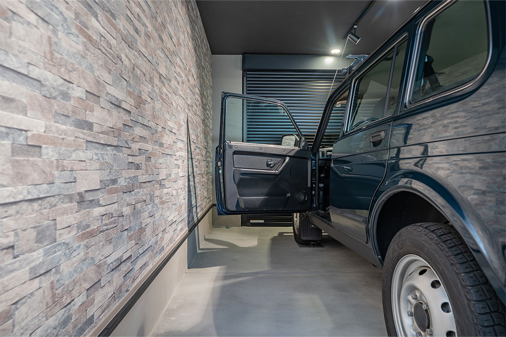 ガレージでドアを開けたラーダ_ニーヴァ