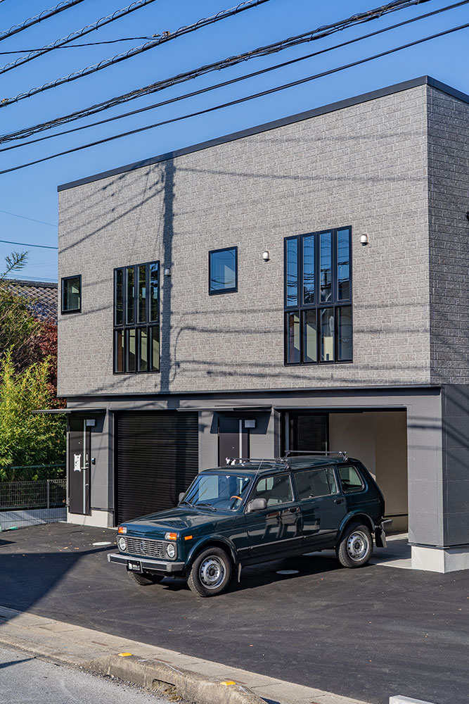 ガレージを出発するラーダ_ニーヴァ