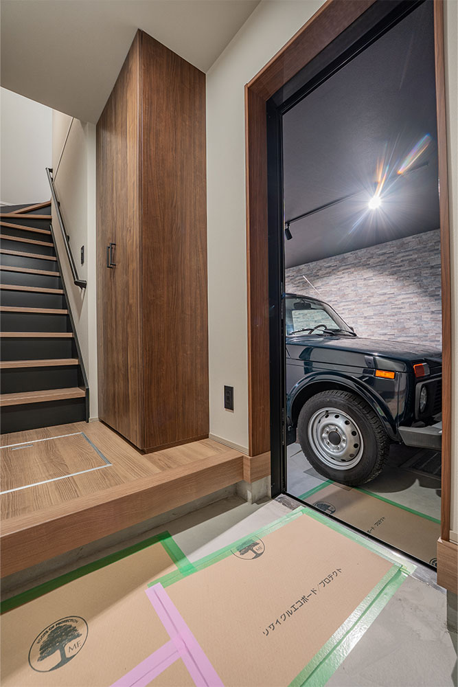 玄関から見たガレージ