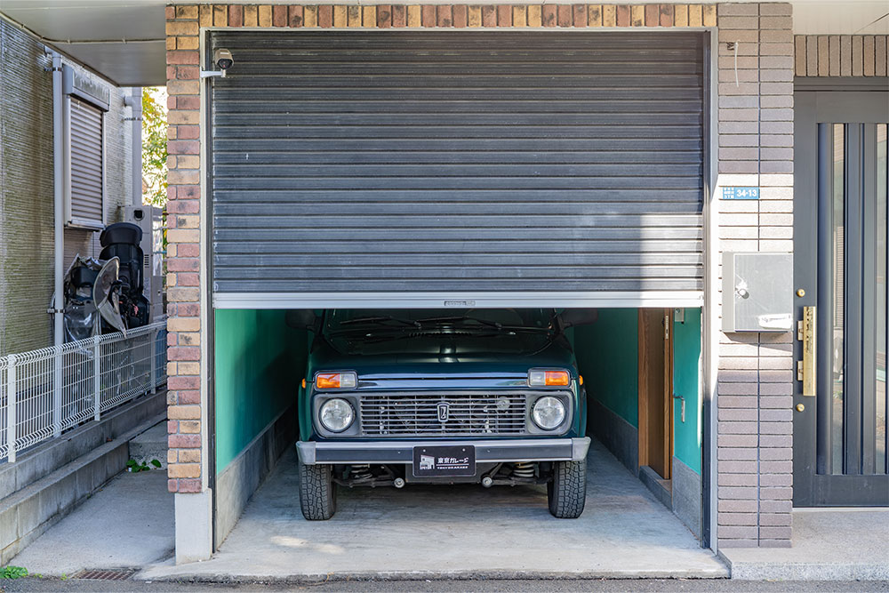 ガレージに駐車したラーダ_ニーヴァ