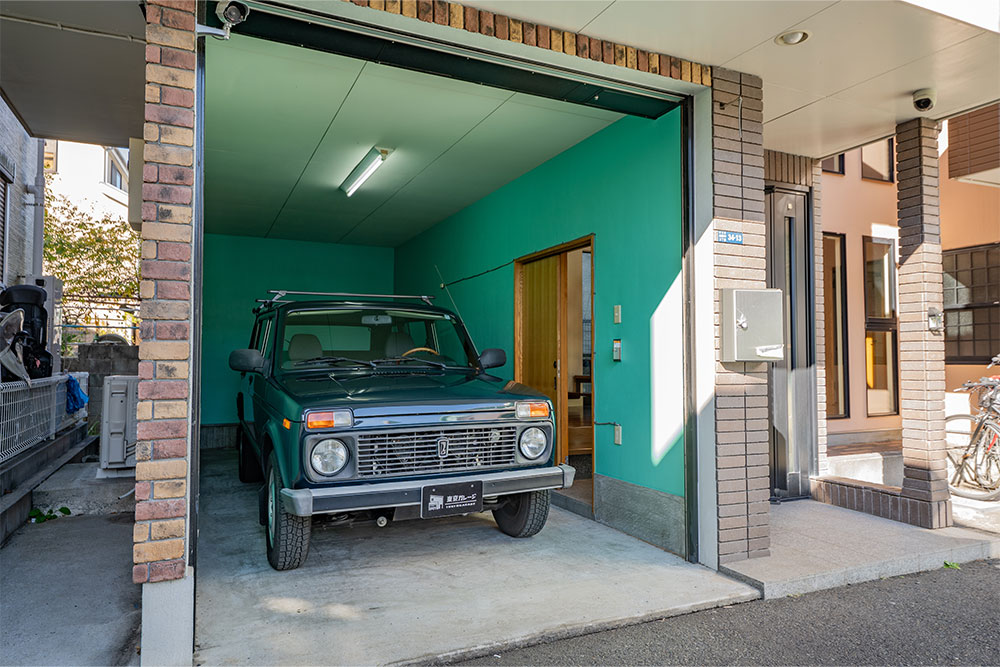 ガレージに駐車したラーダ_ニーヴァ