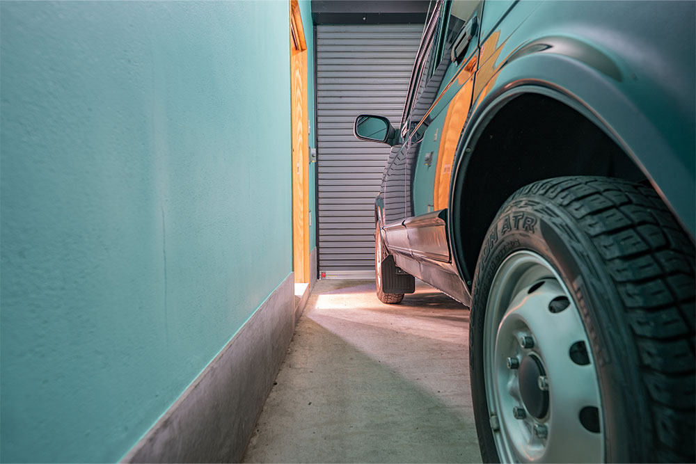 ガレージに駐車したラーダ_ニーヴァ