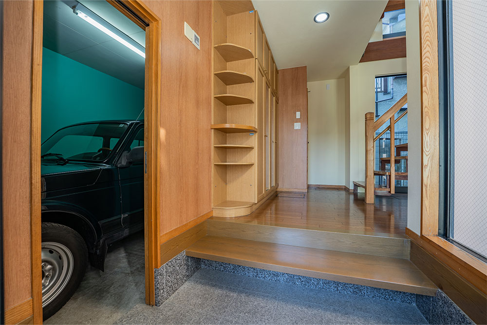 玄関から見たガレージ