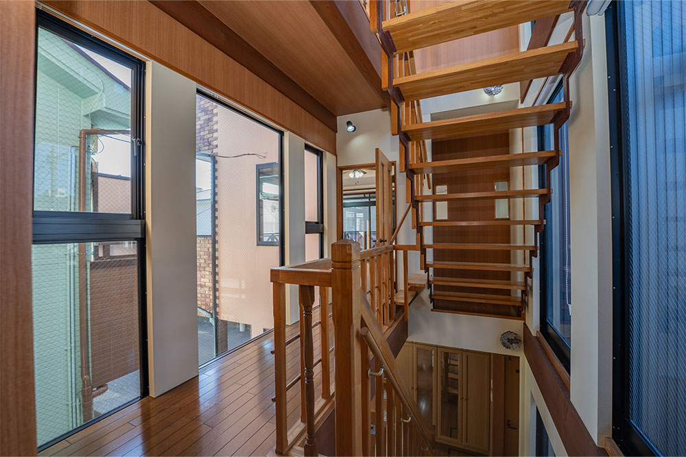 明るく開放的な階段ホール