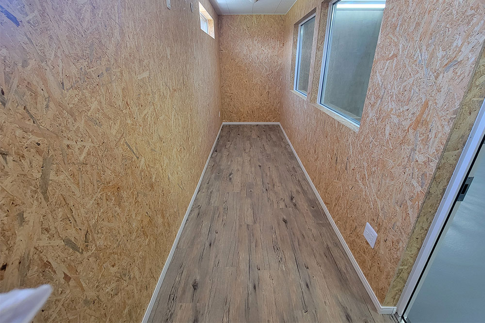 ガレージ後方の物置