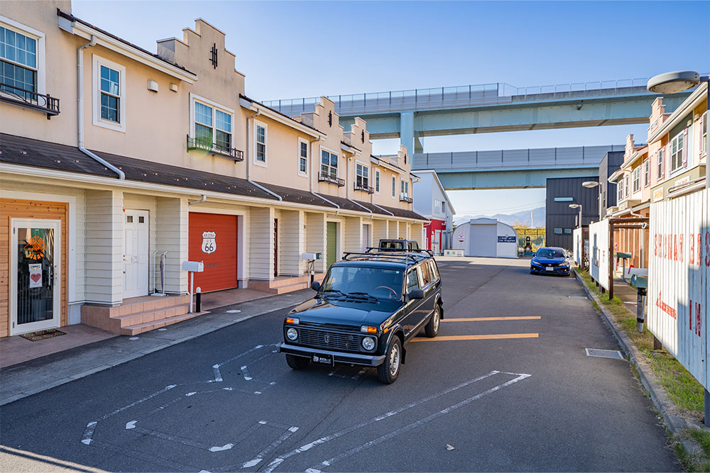 神奈川県高座郡寒川町一之宮5丁目の賃貸ガレージハウス「SHONAN BASE」とラーダ_ニーヴァ
