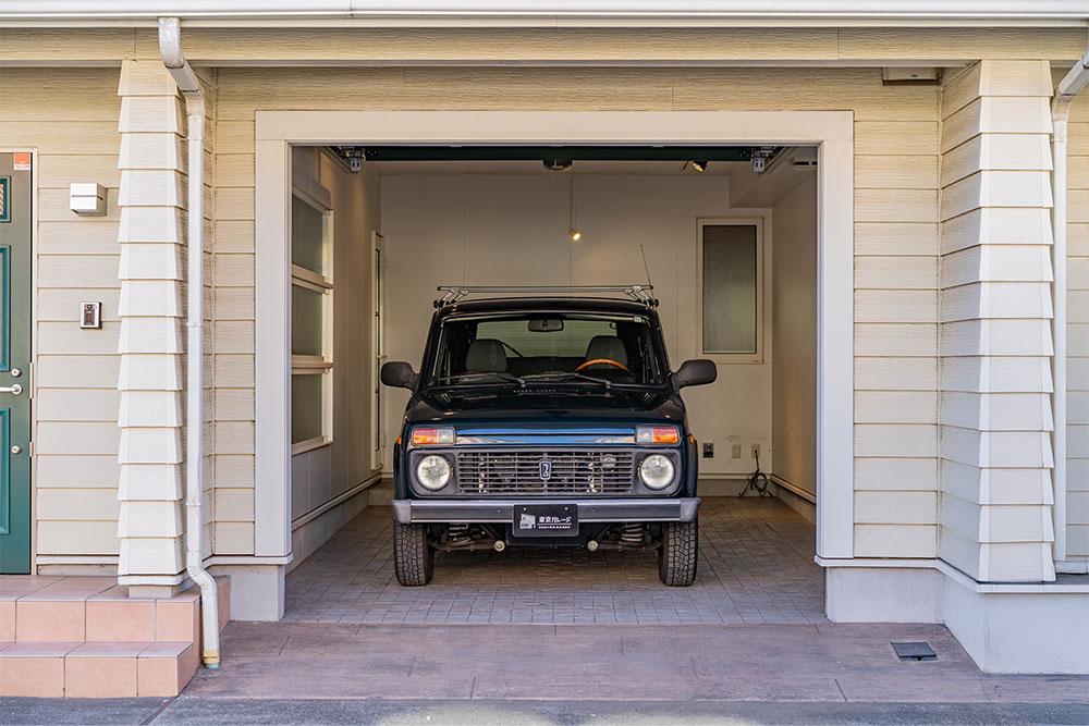 ガレージに駐車したラーダ_ニーヴァ