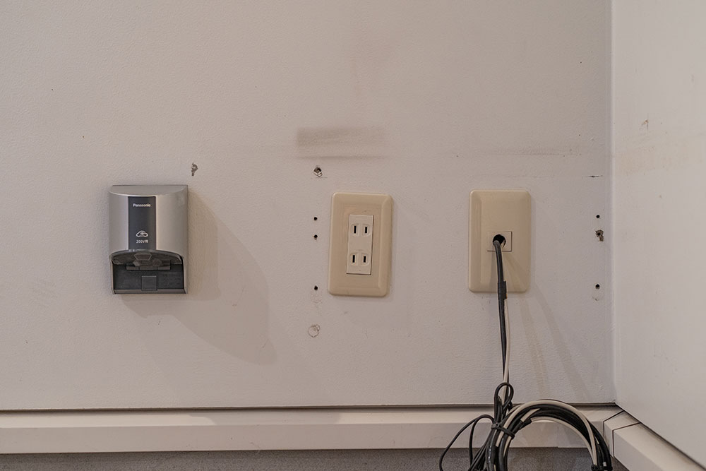 EV充電用200V電源と100Vコンセント