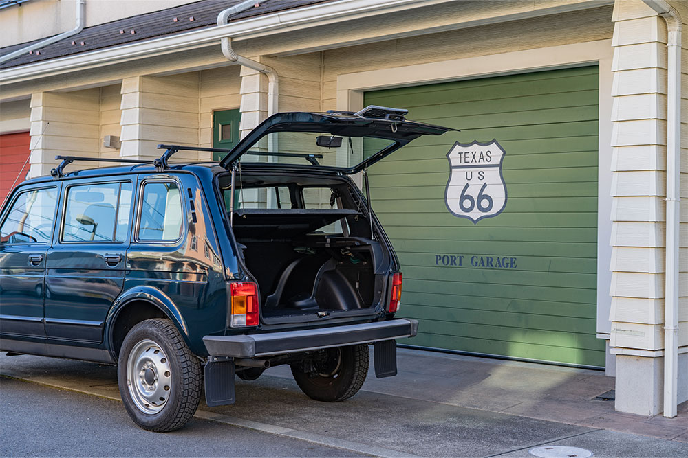 リアハッチを開けたラーダ_ニーヴァ