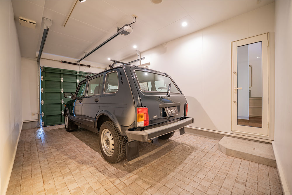 ガレージに駐車したラーダ_ニーヴァ