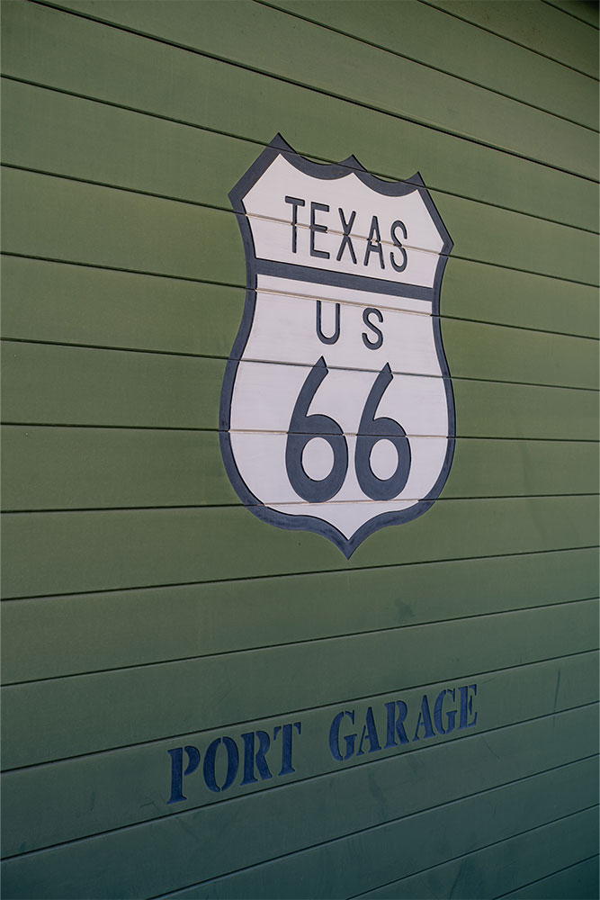 シャッターに木彫りされたROUTE66のサイン