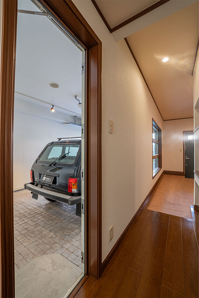 廊下から見たガレージ