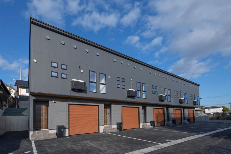 専有面積93m&sup2;、車+バイクも◎な奥行8.0mガレージ｜黒川郡大和町