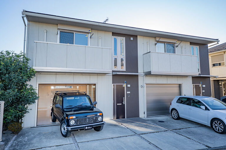 使い方いろいろ、ガラス越しに愛車を眺める玄関ホール｜武蔵村山市