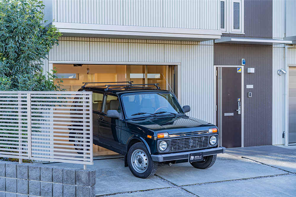 ガレージを出発するラーダ_ニーヴァ