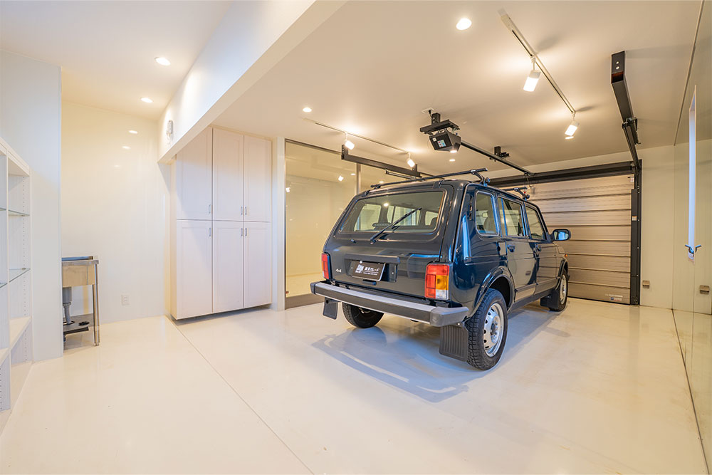 後方には高さ8cmの小上がりスペース