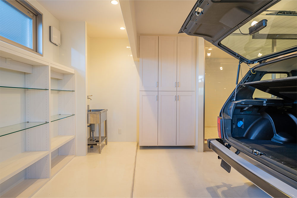 ガレージでリアハッチを開けたラーダ_ニーヴァ