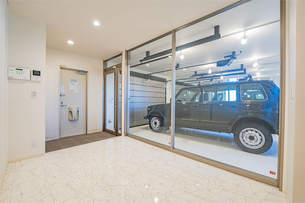 サイドビューを眺める玄関ホール