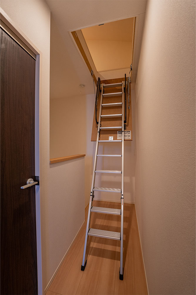 小屋裏収納の天井収納ハシゴ