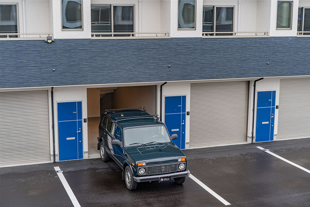 ガレージを出発するラーダ_ニーヴァ5DR